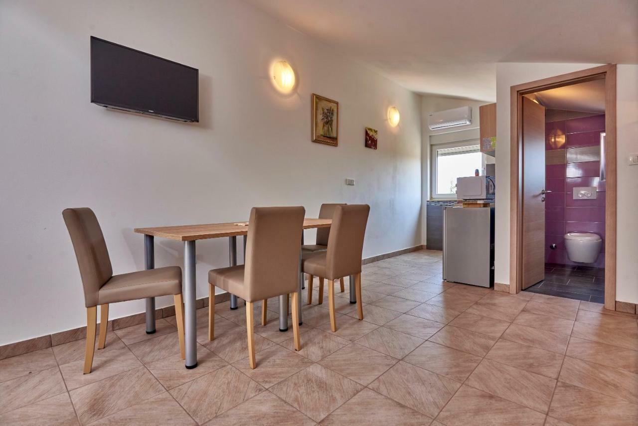Apartmani B&B Ližnjan Buitenkant foto
